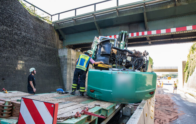 Tieflader mit Bagger an Bahnbrücke hängengeblieben - Bild 22_22