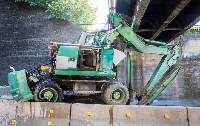 Tieflader mit Bagger an Bahnbrücke hängengeblieben - Bild 20_24
