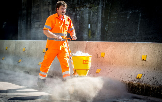 Tieflader mit Bagger an Bahnbrücke hängengeblieben - Bild 19_25