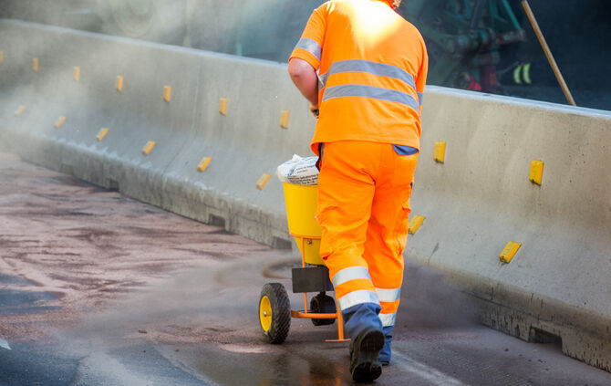 Tieflader mit Bagger an Bahnbrücke hängengeblieben - Bild 18_26