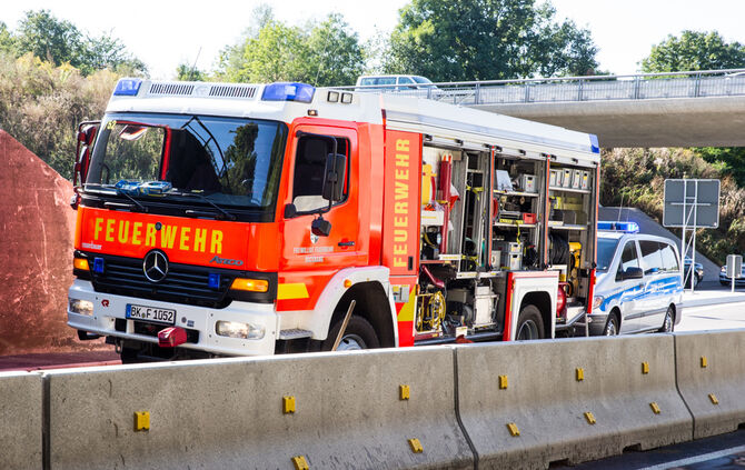 Tieflader mit Bagger an Bahnbrücke hängengeblieben - Bild 17_27
