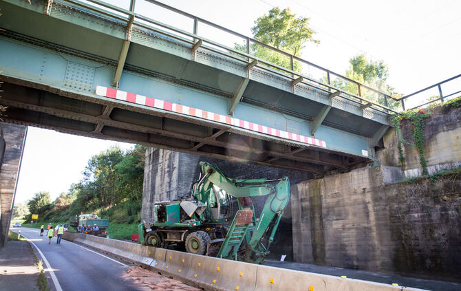 Tieflader mit Bagger an Bahnbrücke hängengeblieben - Bild 16_28