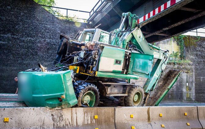 Tieflader mit Bagger an Bahnbrücke hängengeblieben - Bild 12_32