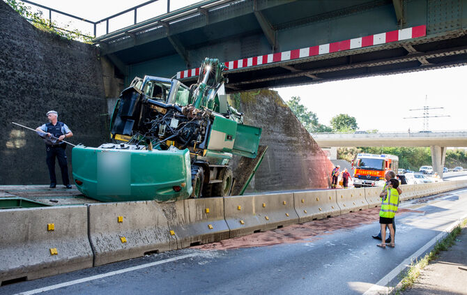 Tieflader mit Bagger an Bahnbrücke hängengeblieben - Bild 11_33