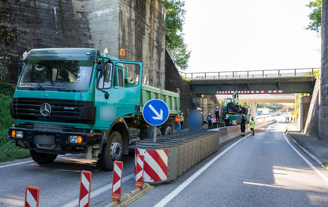 Tieflader mit Bagger an Bahnbrücke hängengeblieben - Bild 10_34