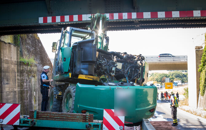 Tieflader mit Bagger an Bahnbrücke hängengeblieben - Bild 08_36
