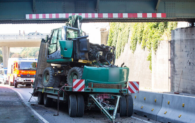 Tieflader mit Bagger an Bahnbrücke hängengeblieben - Bild 07_37