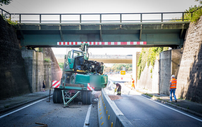 Tieflader mit Bagger an Bahnbrücke hängengeblieben - Bild 06_38