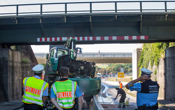 Tieflader mit Bagger an Bahnbrücke hängengeblieben - Bild 05_39