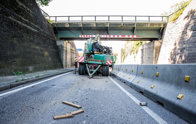 Tieflader mit Bagger an Bahnbrücke hängengeblieben - Bild 04_40
