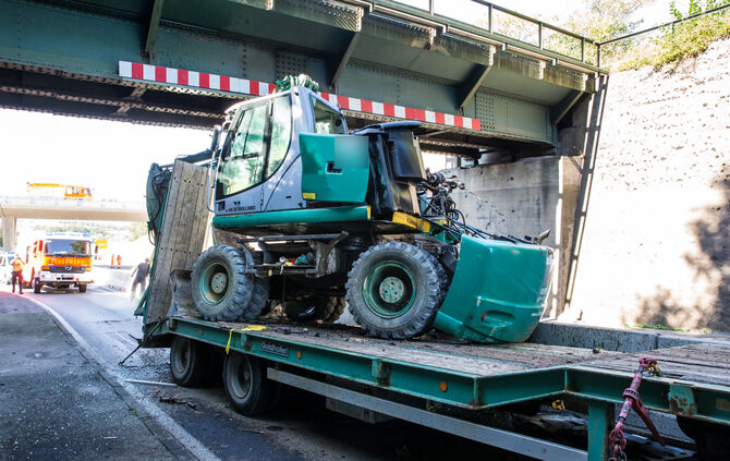 Tieflader mit Bagger an Bahnbrücke hängengeblieben - Bild 03_41