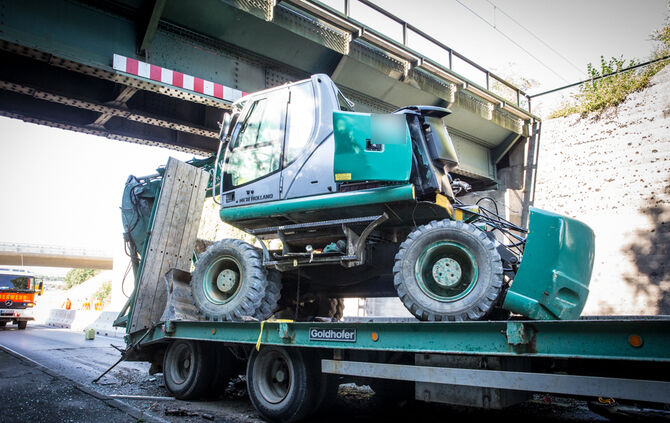 Tieflader mit Bagger an Bahnbrücke hängengeblieben - Bild 02_42