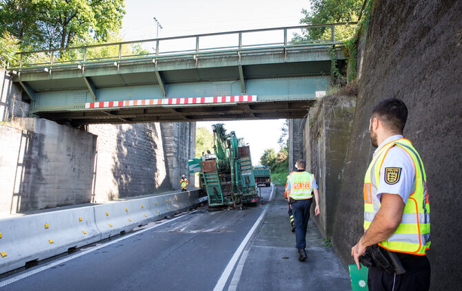 Tieflader mit Bagger an Bahnbrücke hängengeblieben - Bild 01_43