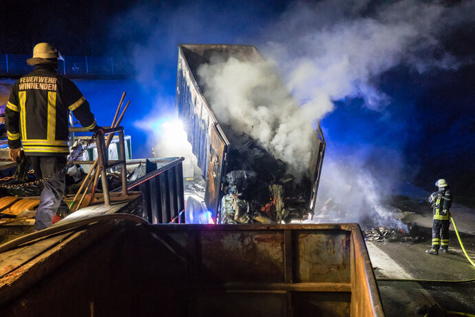 30 m³ Restmüllcontainer in Flammen, Deponie Eichholz, Winnenden, 02.10.2021.