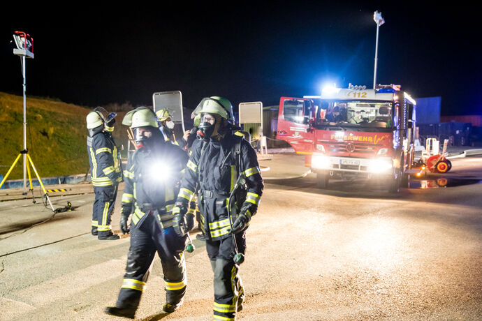 30 m³ Restmüllcontainer in Flammen, Deponie Eichholz, Winnenden, 02.10.2021.