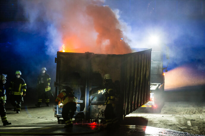 30 m³ Restmüllcontainer in Flammen, Deponie Eichholz, Winnenden, 02.10.2021.