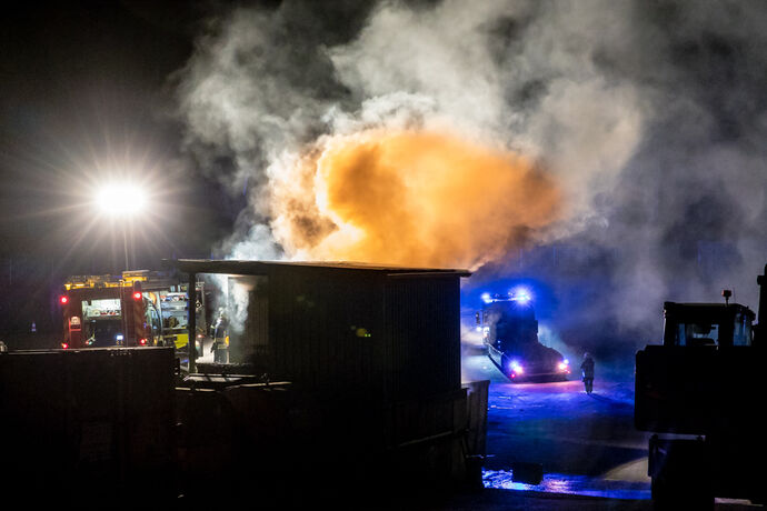 30 m³ Restmüllcontainer in Flammen, Deponie Eichholz, Winnenden, 02.10.2021.