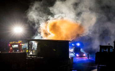 30 m³ Restmüllcontainer in Flammen, Deponie Eichholz, Winnenden, 02.10.2021.