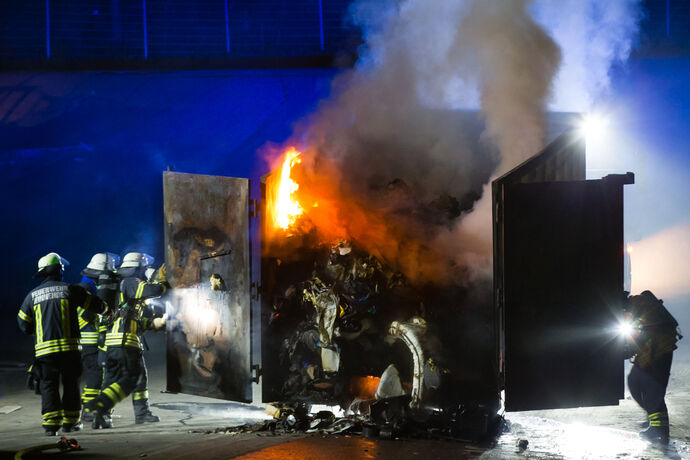 30 m³ Restmüllcontainer in Flammen, Deponie Eichholz, Winnenden, 02.10.2021.
