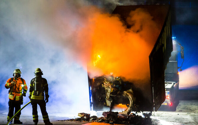 30 m³ Restmüllcontainer in Flammen, Deponie Eichholz, Winnenden, 02.10.2021.