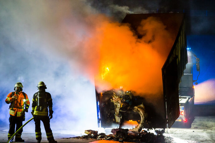 30 m³ Restmüllcontainer in Flammen, Deponie Eichholz, Winnenden, 02.10.2021.