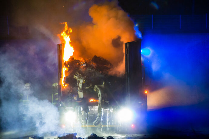 30 m³ Restmüllcontainer in Flammen, Deponie Eichholz, Winnenden, 02.10.2021.