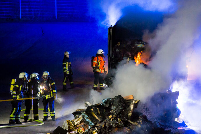 30 m³ Restmüllcontainer in Flammen, Deponie Eichholz, Winnenden, 02.10.2021.