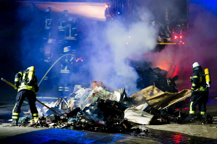 30 m³ Restmüllcontainer in Flammen, Deponie Eichholz, Winnenden, 02.10.2021.