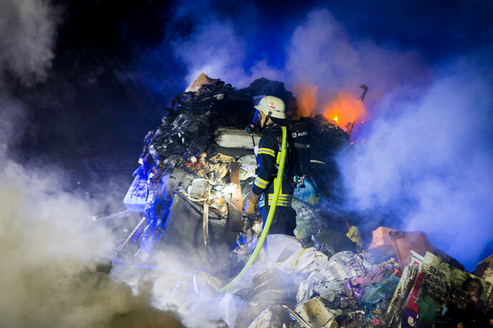 30 m³ Restmüllcontainer in Flammen, Deponie Eichholz, Winnenden, 02.10.2021.