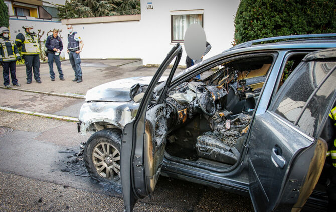 Gasbetriebenes Auto ausgebrannt, Leinäckerstr., Weinstadt-Großheppach, 06.10.2021.