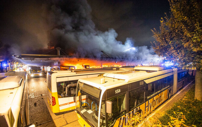 Größtes Feuer in Stuttgart seit über 15 Jahren: Busdepot der SSB brennt komplett aus - Über 20 Fahrzeuge, Auch Elektrobusse, wer