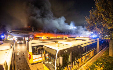 Größtes Feuer in Stuttgart seit über 15 Jahren: Busdepot der SSB brennt komplett aus - Über 20 Fahrzeuge, Auch Elektrobusse, wer