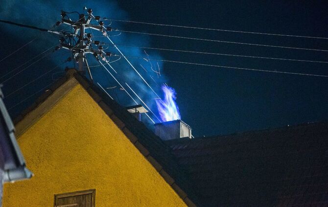 Schornsteinbrand in Mehrfamilienhaus fordert Feuerwehr_0