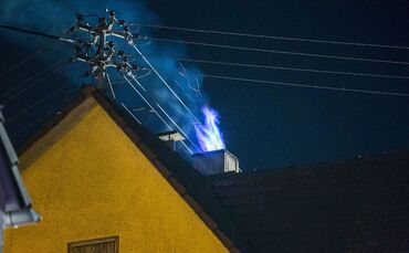 Schornsteinbrand in Mehrfamilienhaus fordert Feuerwehr_0