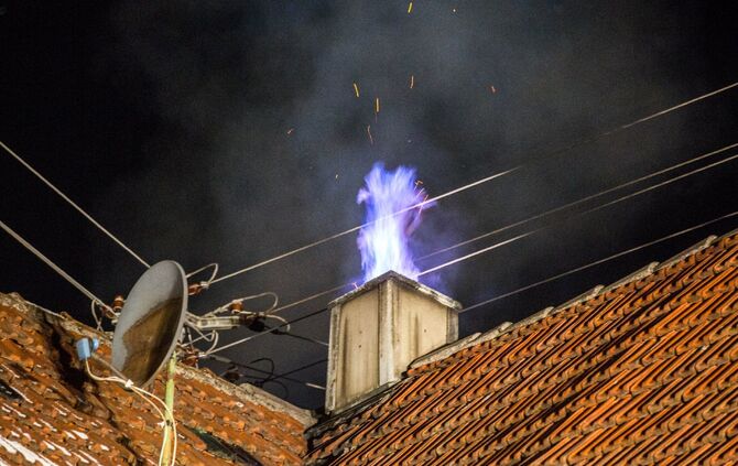 Schornsteinbrand in Mehrfamilienhaus fordert Feuerwehr_1