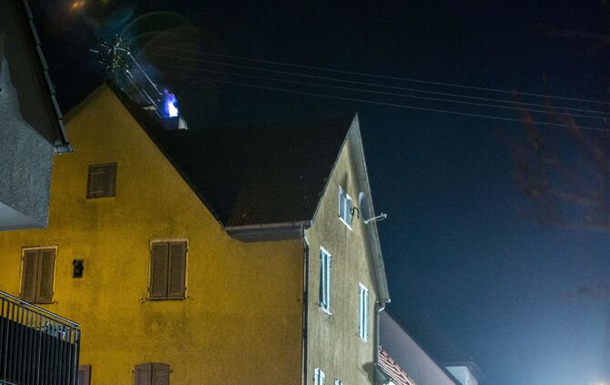 Schornsteinbrand in Mehrfamilienhaus fordert Feuerwehr_2