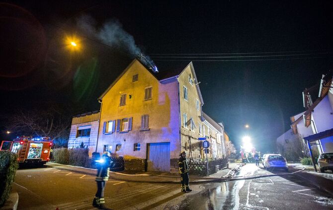 Schornsteinbrand in Mehrfamilienhaus fordert Feuerwehr_3