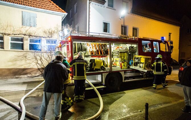 Schornsteinbrand in Mehrfamilienhaus fordert Feuerwehr_4