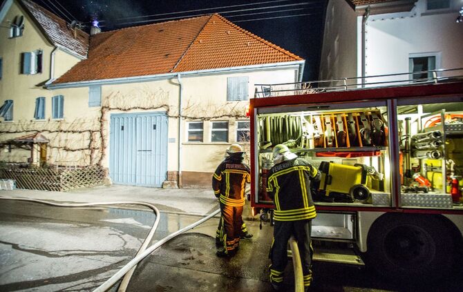 Schornsteinbrand in Mehrfamilienhaus fordert Feuerwehr_5