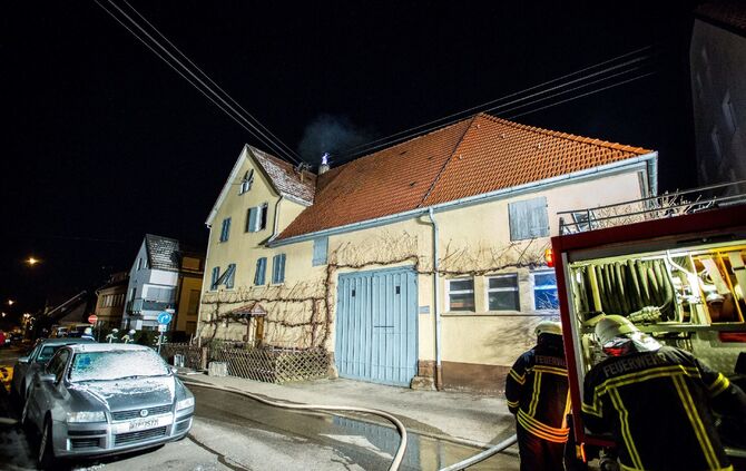 Schornsteinbrand in Mehrfamilienhaus fordert Feuerwehr_6