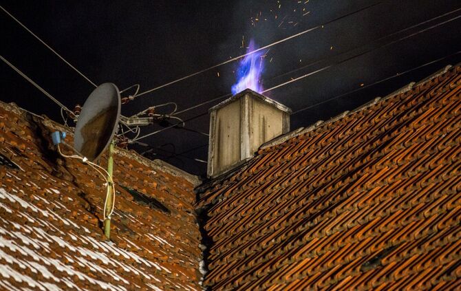 Schornsteinbrand in Mehrfamilienhaus fordert Feuerwehr_7