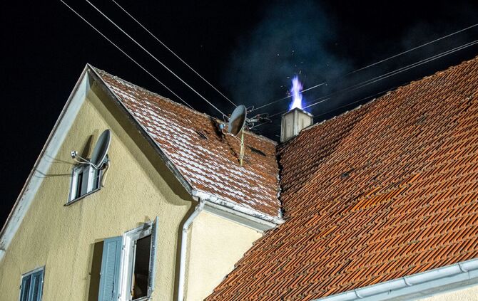 Schornsteinbrand in Mehrfamilienhaus fordert Feuerwehr_8
