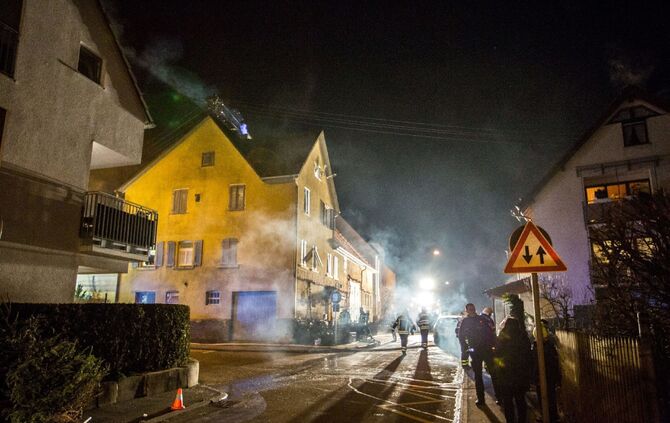 Schornsteinbrand in Mehrfamilienhaus fordert Feuerwehr_9