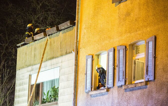 Schornsteinbrand in Mehrfamilienhaus fordert Feuerwehr_10
