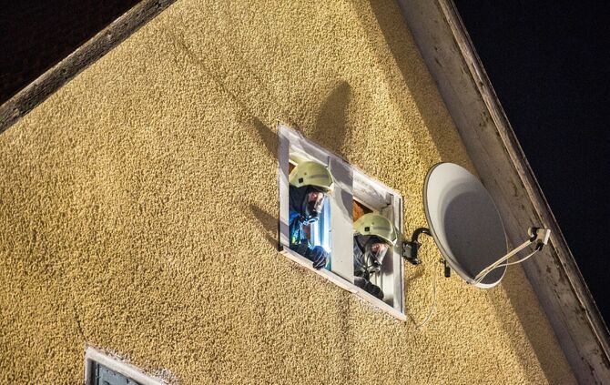 Schornsteinbrand in Mehrfamilienhaus fordert Feuerwehr_11