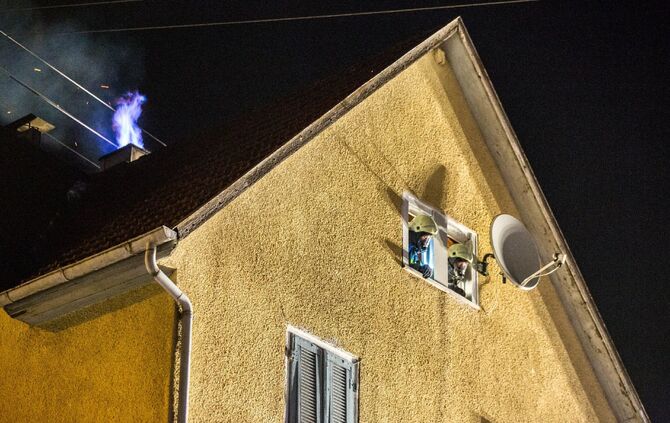 Schornsteinbrand in Mehrfamilienhaus fordert Feuerwehr_12