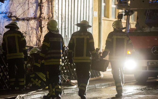 Schornsteinbrand in Mehrfamilienhaus fordert Feuerwehr_14
