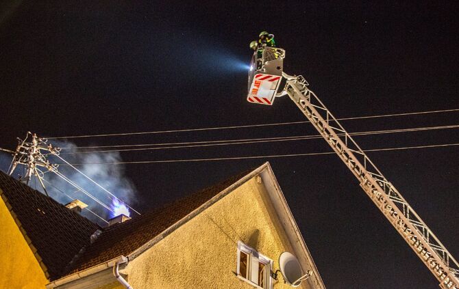 Schornsteinbrand in Mehrfamilienhaus fordert Feuerwehr_15