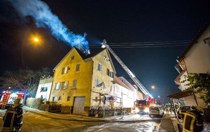 Schornsteinbrand in Mehrfamilienhaus fordert Feuerwehr_16