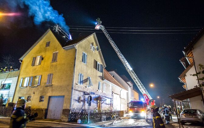 Schornsteinbrand in Mehrfamilienhaus fordert Feuerwehr_17